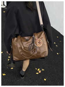 Sac cabas en cuir marron avec finition texturée et bandoulière large tissée colorée