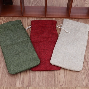 Sacchetti regalo di Natale in lino per vino rosso e verde con coulisse su legno