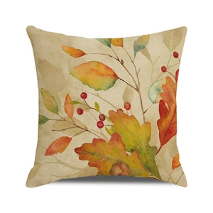 Detail van linnen kussenhoes met herfstbladeren en bessen in waterverf stijl op beige