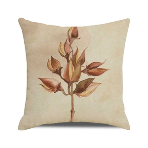 Detail van vierkante beige linnen kussenhoes met vintage botanische bloemenprint