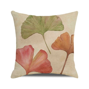 Detail van linnen kussenhoes met aquarel ginkgo bladpatronen in verschillende kleuren