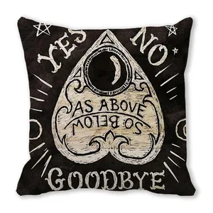 Vue détaillée du motif Ouija sur housse de coussin noire carrée aux styles occultes