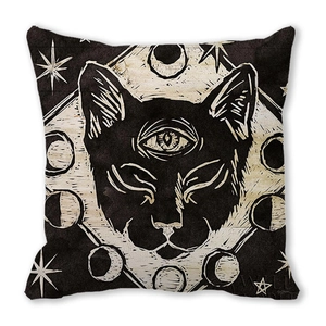 Gros plan détaillé d'une housse de coussin chat noir mystique avec phases de la lune