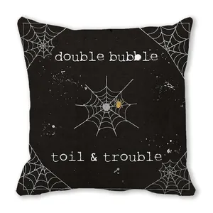 Détail de la housse de coussin Halloween avec toile d'araignée et texte imprimé