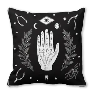 Gros plan sur le motif occulte de chiromancie sur une housse de coussin noire carrée