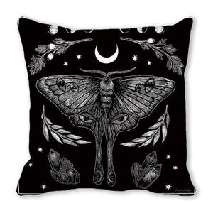 Détail de l'imprimé de papillon gothique et phases de lune sur une housse de coussin noire