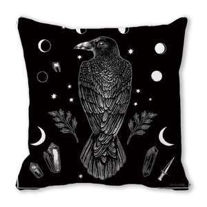 Vue détaillée d'une housse de coussin gothique corbeau noir avec motifs lune et étoiles