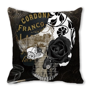 Vue détaillée du motif de crâne et roses noires sur taie d'oreiller en peau de pêche