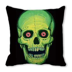 Gros plan sur l'imprimé tête de mort vert néon sur la housse de coussin Halloween