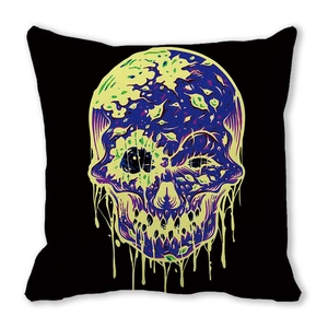 Détail de la taie d'oreiller carrée avec un crâne fluorescent psychédélique et motif d'yeux