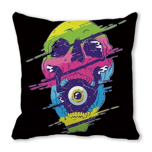 Détail de l'imprimé crâne glitch art aux couleurs néon sur housse de coussin noire