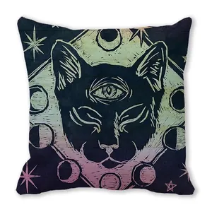 Détail macro du tissu peau de pêche avec impression de chat noir et phases de la lune
