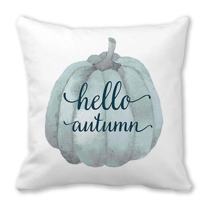 Detalle de funda de cojín blanca con calabaza en acuarela y texto hello autumn
