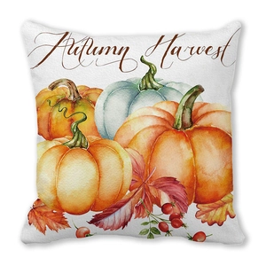 Funda de cojín de otoño con calabaza en acuarela y hojas de membrillo decorativas