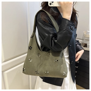 Vue détaillée du sac hobo vert olive en daim avec découpes florales et doublure argentée