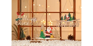 Dettaglio di tre ornamenti natalizi in legno dipinto con scritta Merry Christmas