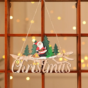 Targa natalizia in legno artigianale con Babbo Natale appesa su sfondo festivo