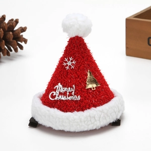 Dettaglio molletta cappello di Natale con scritta Merry Christmas e decorazione a fiocco di neve