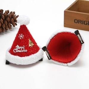 Dettaglio molletta cappello di Babbo Natale in peluche con scritta Merry Christmas