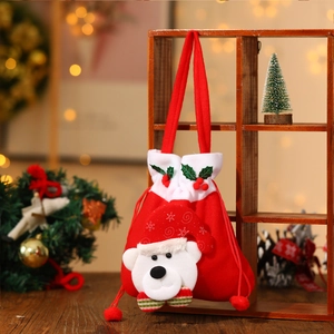 Sac cadeau de Noël avec un ours polaire 3D et une poignée rouge pour bonbons et fêtes