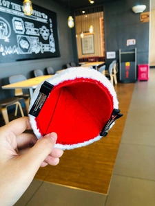 Dettaglio mini fermagli per capelli a cappello di Natale con pelliccia bianca e clip
