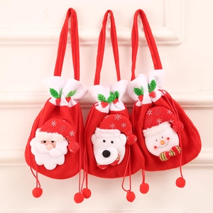 Détail de trois sacs cadeaux de Noël avec des broderies de personnages festifs