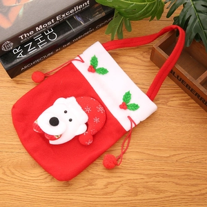 Gros plan du sac cadeau de Noël en feutre rouge avec ours polaire 3D et flocon de neige
