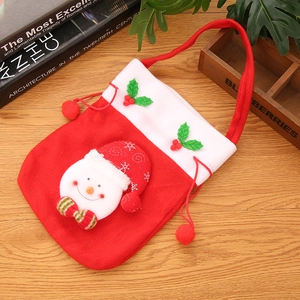 Détail d'un sac cadeau de Noël rouge avec bonhomme de neige en 3D et fermeture à cordon