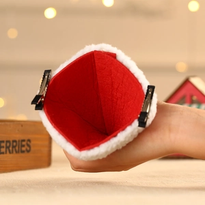 Vue détaillée de mini barrettes bonnet de Noël en peluche rouge et blanc avec pinces métal