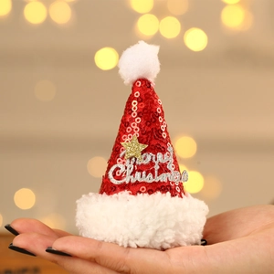 Détail d'un mini bonnet de Noël à paillettes rouges avec texte Merry Christmas doré
