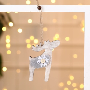 Dettaglio di renna in legno con pelliccia grigia sintetica e fiocco di neve decorativo