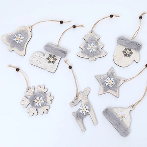 Set di 8 ornamenti natalizi in legno con dettagli in peluche grigio e corda di iuta
