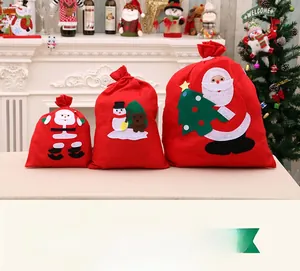 Trois tailles de sacs cadeaux de Noël rouges avec cordons et appliqués de Père Noël