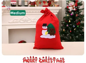 Détail d'un sac cadeau de Noël rouge moyen avec motifs appliqués de bonhomme de neige et ours