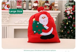 Détail du grand sac cadeau de Noël rouge en intissé avec appliques de Père Noël et sapin