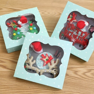 Vue détaillée des barrettes de Noël et accessoires dans leur coffret cadeau festif