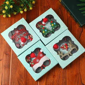 Vue détaillée de quatre lunettes de Noël décoratives dans leurs boîtes vert menthe