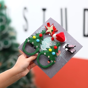 Détails des barrettes de Noël avec sapins pailletés et chapeaux sur carte de fête