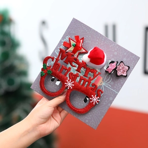 Set de Noël avec lunettes pailletées, pinces étoiles et chapeau sur carte