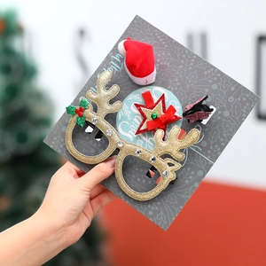 Vue détaillée des lunettes de Noël en bois d'élan et des barrettes festives sur carte