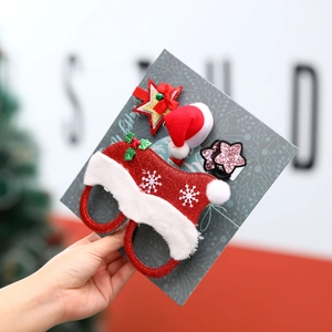 Détail de l'ensemble de Noël avec lunettes à paillettes et pinces à cheveux étoiles sur carte