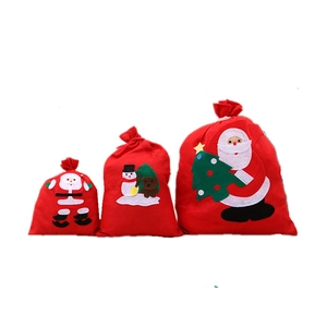 Lot de trois sacs cadeaux de Noël rouges avec motifs brodés de Père Noël et bonhomme de neige