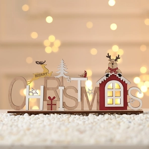 Weihnachtsdekoration aus Holz mit leuchtendem Haus und Rentier-Ausschnitten