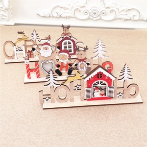 Detailaufnahme von hölzerner Weihnachtsdekoration mit Weihnachtsmann- und Elchmotiven