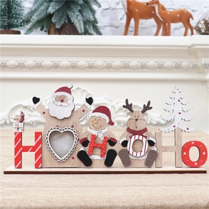 Detailaufnahme der weihnachtlichen Tischdeko aus Holz mit Weihnachtsmann und HOHOHO-Schrift