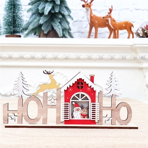 Detail der hölzernen HO HO HO Weihnachtsdeko mit Hirsch-Ausschnitt und rotem Häuschen