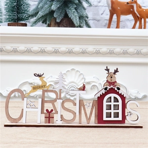 Nahaufnahme der hölzernen Weihnachtsdeko mit Rentier und Miniaturhaus-Motiv