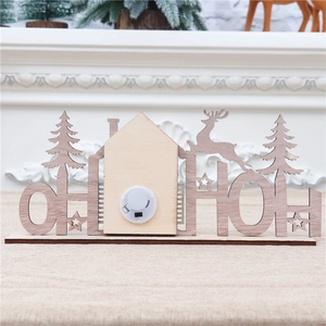 Rückseite der festlichen Weihnachts-Holzlampe mit Batteriefach und ausgeschnittenem Hirsch