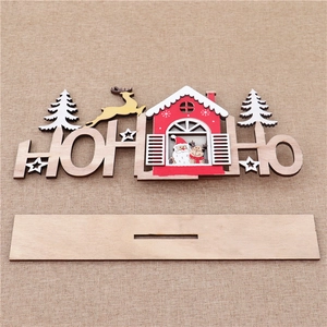 Detail von hölzernen HO HO HO Weihnachts-Tischdeko mit Weihnachtsmann und Rentier