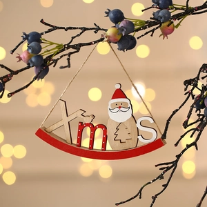 Colgador de puerta navideño de madera con Papá Noel colgado de ramas de abeto